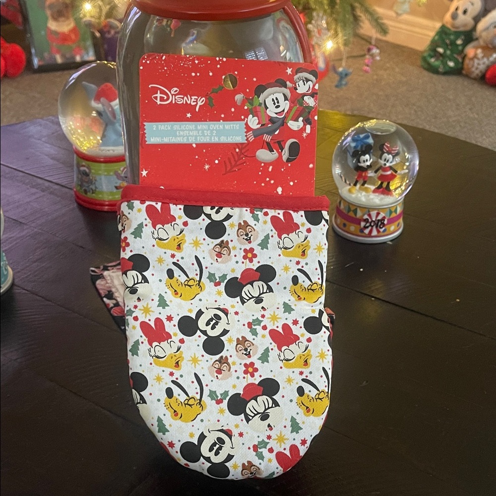 Disney Mickey Mouse and Friends Patterned Oven Mitt